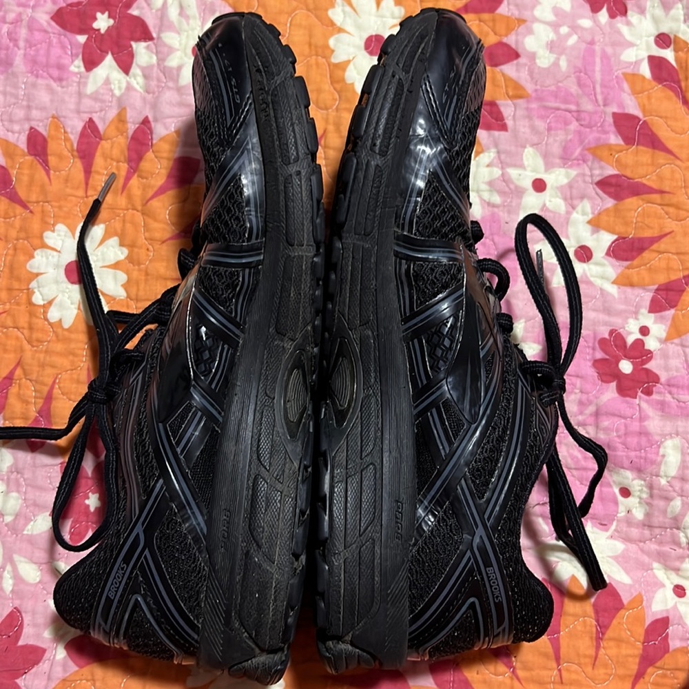 Brooks Men Ghost Size 10.5 (black) very good condition